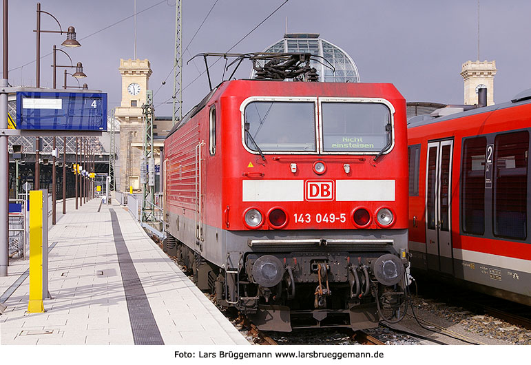 Eine Lok der Baureihe 143 in Dresden Hbf - Die 143 049-5 in Dresden Hbf