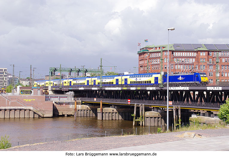 Der Metronom in Hamburg auf der Oberhafenbrücke