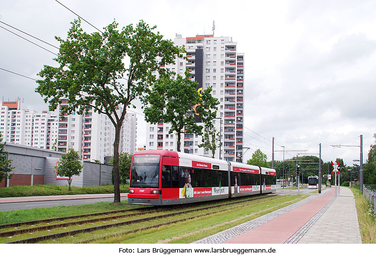 Die Straßenbahn in Bremen an der Haltestelle Tenever Zentrum