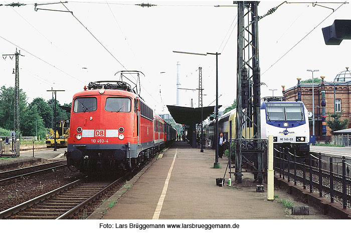 DB Baureihe 110 im Bahnhof Uelzen mit einem Metronom-Zug
