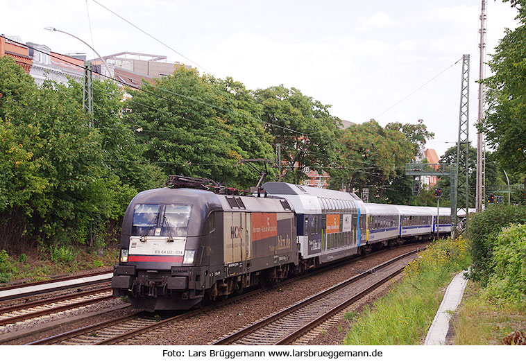 HKX Zug von Köln nach Hamburg auf der Hamburger Verbindungsbahn gezogen von der ES 64 U2-034