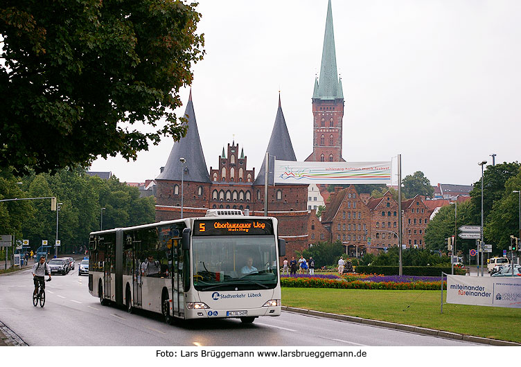 Bus Stadtverkehr Lübeck vor dem Holstentor