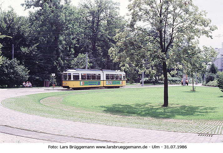 Die Straßenbahn in Ulm - Ein GT4 an der Donauhalle