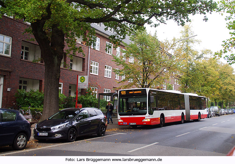 Hochbahn Bus an der Haltestelle Wilhelm-Metger-Straße in Hamburg