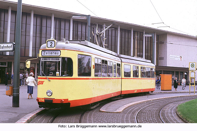 Die Straßenbahn in Würzburg vor dem Hauptbahnhof