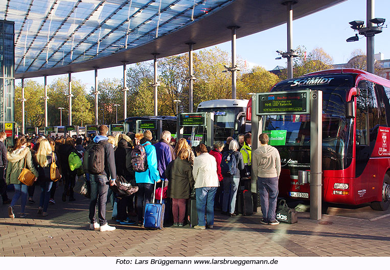 Fernbusse währen dem GDL-Streik bei der Bahn am Hamburger ZOB