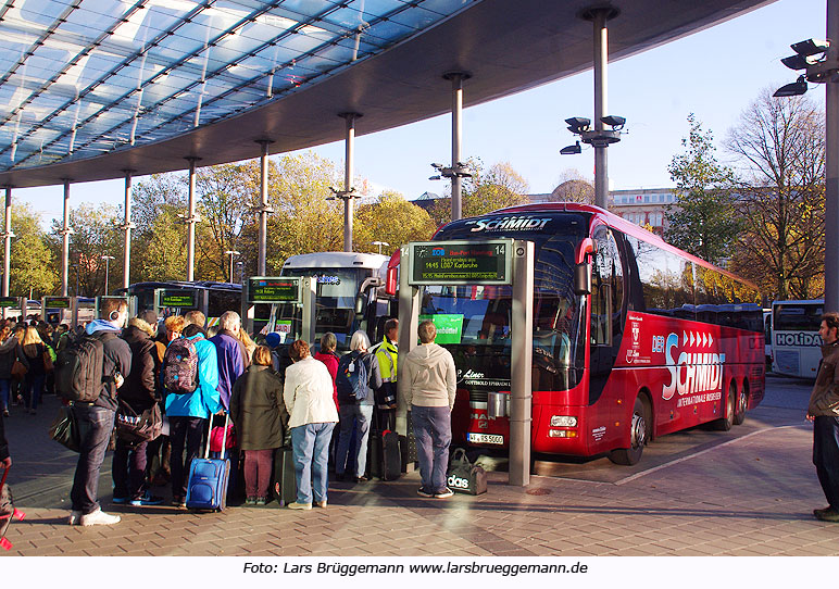 Fahrgastandrang bei Fernbussen auf dem ZOB in Hamburg wegen dem GDL-Streik