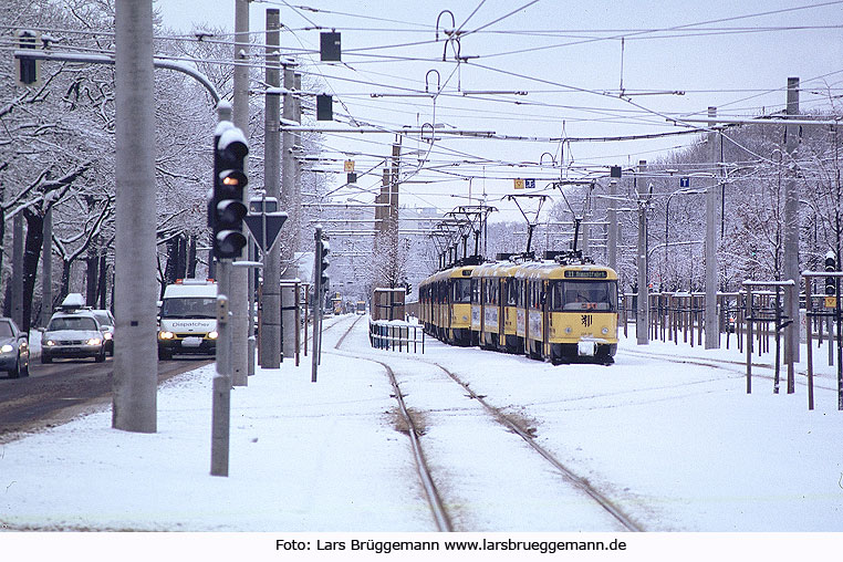 Tatra Straßenbahnn in Dresden an der Haltetelle Straßburger Platz in Dresden