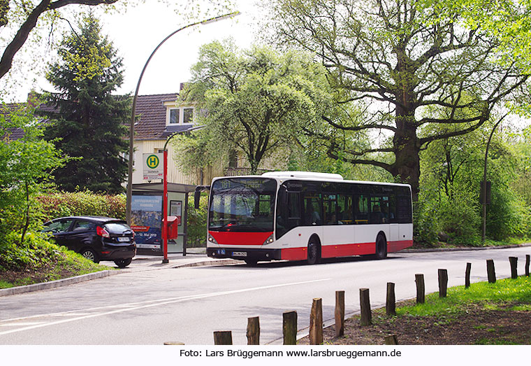 Ein Hochbahn Bus in Hamburg an der Haltestelle Deelwisch - In Hamburg ist derzeit die Busbeschleunigung im Gespräch