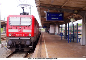 Eine Lok der Baureihe 143 in Dessau Hbf