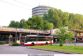Ein Hochbahn Bus an der U-Bahn Alsterdorf