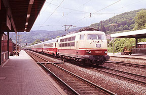 Die 103 168-1 im Bahnhof Lohr am Main mit einem IC