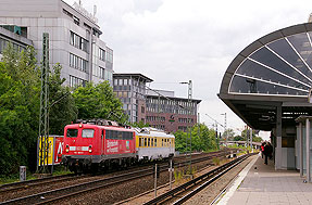 Eine Lok der Baureihe 110 im Bahnhof Hamburg Holstenstraße