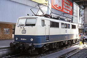 Eine Lok der Baureihe 111 in München Hbf