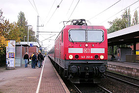 DB Baureihe 143 im Bahnhof Elmshorn