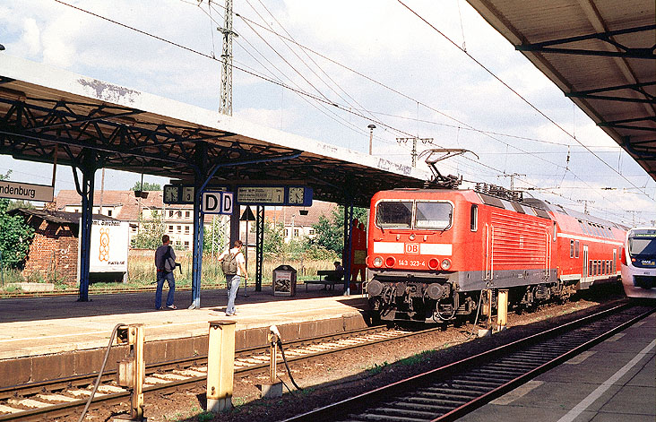 Eine Lok der Baureihe 143 in Neubrandenburg