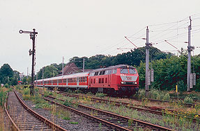 Eine Lok der Baureihe 218 im Bahnhof Glückstadt