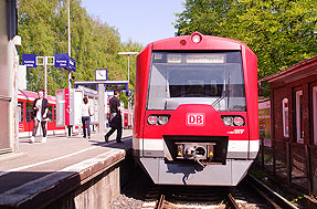 Eine S-Bahn der Baureihe 474 im Bahnhof Sülldorf