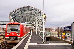 Eine Hamburger S-Bahn der Baureihe 474 im Bahnhof Elbbrücken in der Hafencity