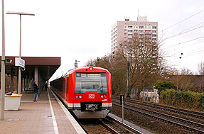 Eine S-Bahn der Baureihe 474 im Bahnhof Hamburg-Neuwiedental