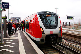 Der 490 9013 als Eröffnungszug für den Haltepunkt Elbbrücken in Hamburg