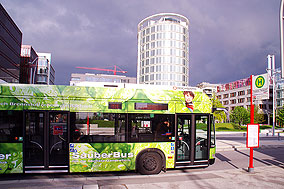 Ein Hochbahn-Bus an der Haltestelle Magellan-Terrassen