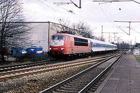 Eine Lok der Baureihe 103 im Bahnhof Tornesch