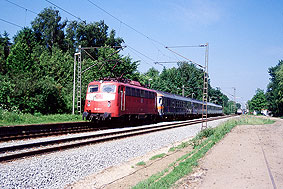 Eine Lok der Baureihe 110 im Bahnhof Prisdorf