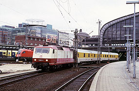 Eine Lok der Baureihe 120 in Hamburg Hbf