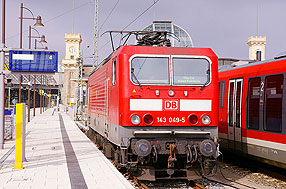 Eine Lok der Baureihe 143 in Dresden Hbf auf Gleis 4