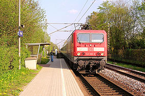 Eine Lok der Baureihe 143 im Bahnhof Prisdorf
