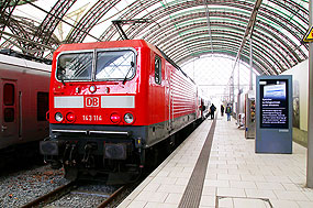 Eine Lok der Baureihe 143 in Dresden Hbf