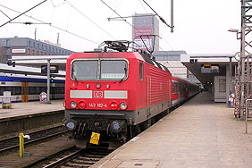 Eine Lok der Baureihe 143 im Bahnhof Hamburg-Altona