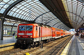 Eine Lok der Baureihe 143 im Bahnhof Berlin-Spandau - 143 193-1