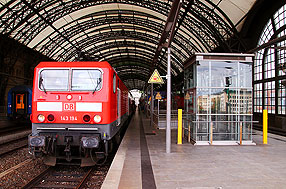 Eine Lok der Baureihe 143 im Bahnhof Dresden Hbf