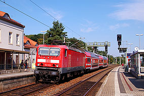 Eine Lok der Baureihe 143 im Bahnhof Dresden-Klotzsche - Lok 143 933
