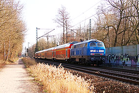 Die 218 055-2 von der Press im Bahnhof Prisdorf