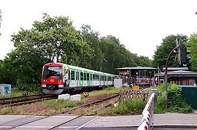 Eine S-Bahn der Baureihe 474 im Bahnhof Sülldorf