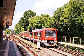 Eine S-Bahn der Baureihe 474 im Bahnhof Hamburg-Ohlsdorf