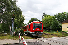 Eine S-Bahn der Baureihe 474 verlässt den Bahnhof Sülldorf nach Wedel