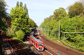 Eine S-Bahn der Baureihe 474 in Hamburg zwischen Berliner Tor und Landwehr