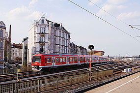 Eine S-Bahn der Baureihe 474 in Hamburg-Altona