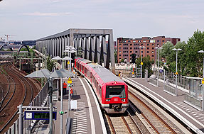 Eine Hamburger S-Bahn der Baureihe 474 im Bahnhof Elbbrücken in der Hafencity