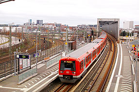 Ein 474 im Bahnhof Elbbrücken