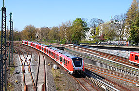 Eine S-Bahn der Baureihe 490 in Hamburg Hbf