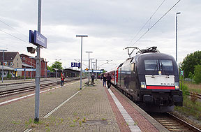 Der IRE von Hamburg nach Berlin im Bahnhof Salzwedel