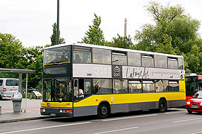 Der BVG Doppeldeckerbus an der Haltestelle Berlin Hbf