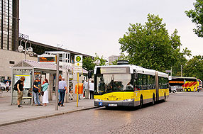 Der BVG Solaris Gelenkbus 4277 an der Haltestelle Bahnhof Zoo