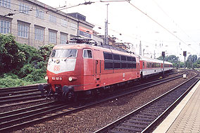 Die 103 197-0 mit einem IC in Hamburg Hbf