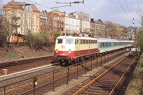 Die 110 495-9 in Hamburg auf der Verbindungsbahn zwischen Dammtor und Sternschnanze in Hamburg